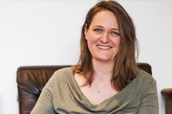 Sabine Thalhammer in ihrem Studio in Leutershausen, dem Raum für Aufstellungen in Präsenz und Healing Sessions