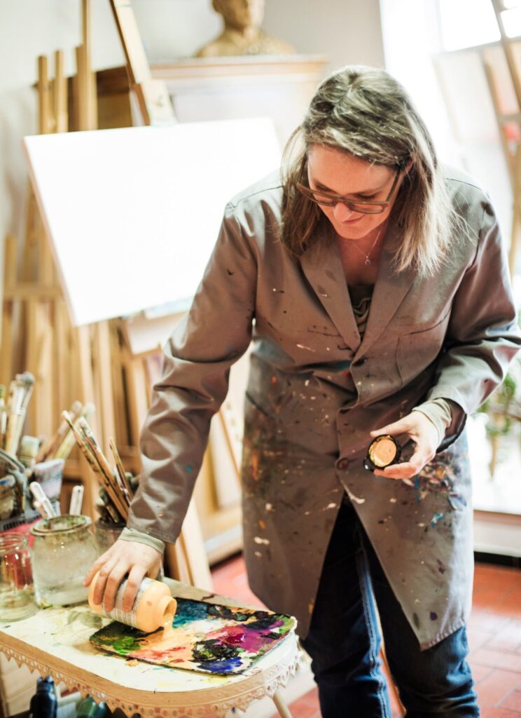 Sabine Thalhammer, artist from Leutershausen, mixing vibrant paints in her studio
